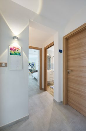 Extension et rénovation - couloir et aperçu des chambres et de la salle de bains