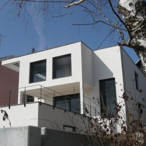Construction à toit plat - façade avant et balcon