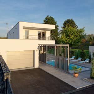Construction à toit plat - façade avant, balcon, piscine, pare-vue et garage