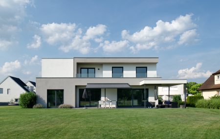 Construction à toit plat - façade arrière, terrasse et jardin